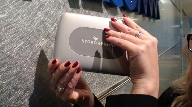 Hands-on with Kyobo color e-reader using Qualcomm's mirasol display 1