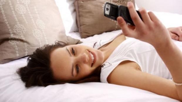 Open enlarged image Survey: Mobile phone owners use their devices to take pictures, text | TweakTown.com