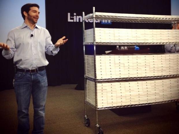 LinkedIn CEO in good mood, gives iPad mini to every employee | TweakTown.com