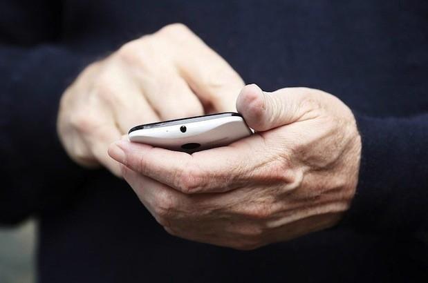 Google's Eric Schmidt spotted with a Motorola Moto X 2 Google's Eric Schmidt spotted with a Motorola Moto X 2