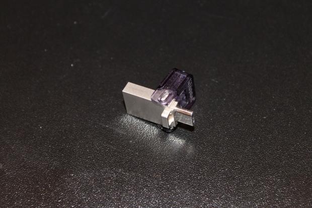 Kingston shows prototype dual-connector USB drive for mobile phones 02