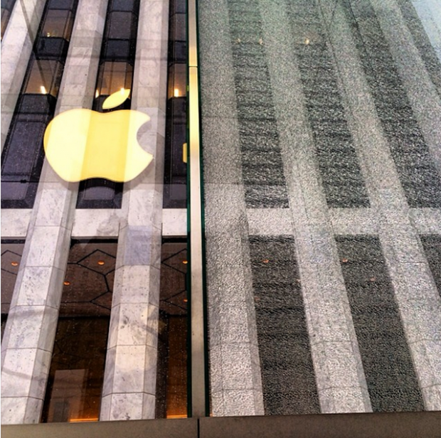 Snow blower causes $450,000 in damage to Manhattan Apple Store 2 Snow blower causes $450,000 in damage to Manhattan Apple Store 2