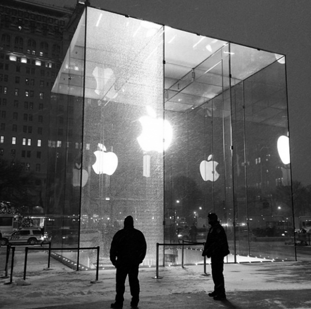 Snow blower causes $450,000 in damage to Manhattan Apple Store 4 Snow blower causes $450,000 in damage to Manhattan Apple Store 4