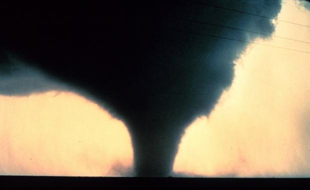 Open enlarged image Physicist wants 1,000 feet high walls to block tornadoes in the US | TweakTown.com