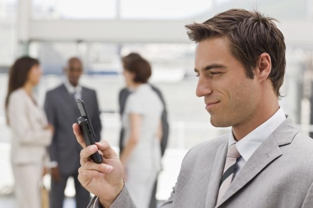 Mobile difficulties plague workers in the office, no easy choices | TweakTown.com