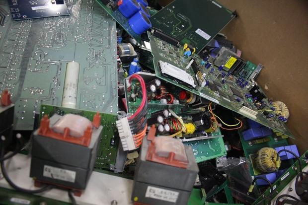 New adhesive helps in recycling discarded circuit boards using water | TweakTown.com