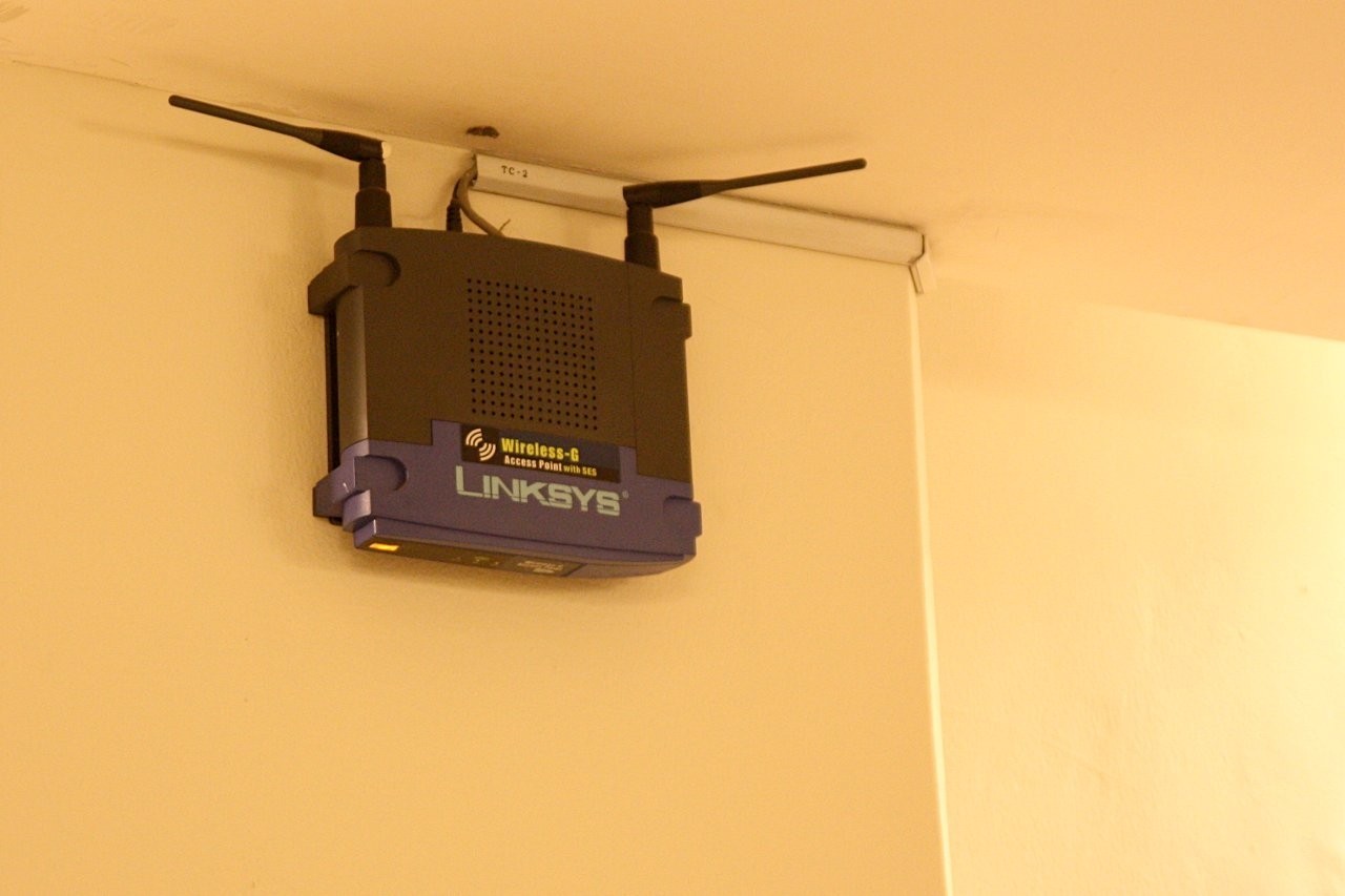 Роутер на стену купить. Вай фай роутер в квартире. Wi Fi роутер на 100м. Расположение роутера вай фай. Приемник Wi-Fi из роутера ZYXEL.