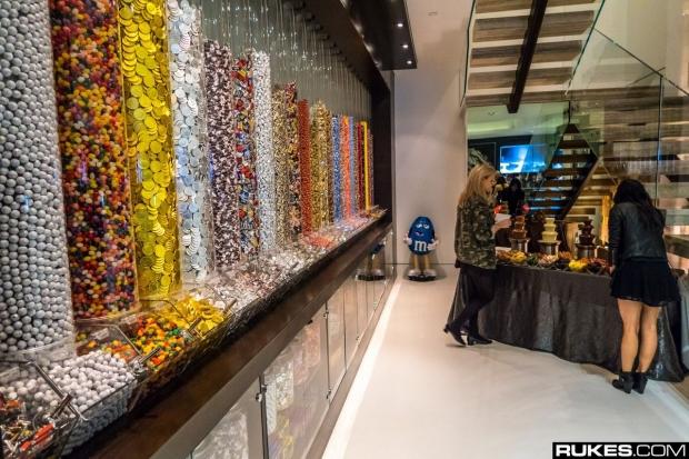Open Gallery Minecraft creator hosts party in $70m mansion, doesn't invite creeps 09