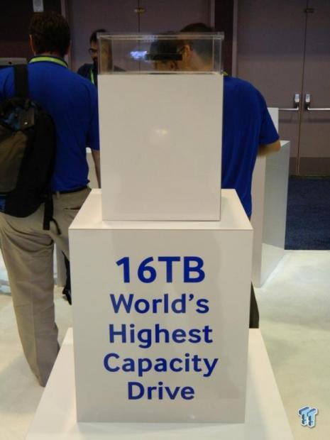 Samsung shows off some next-gen storage products at FMS 2015 02