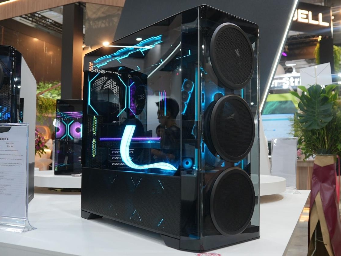 Lian li lancool 4 računalniško ohišje z ukrivljenim steklom in airflow izrezi