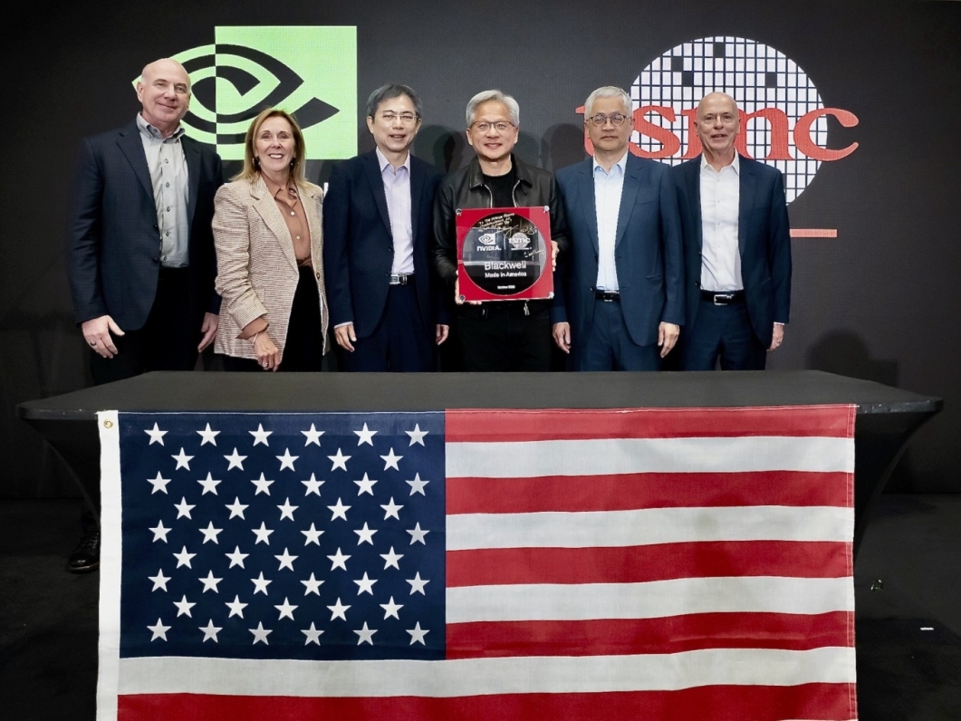 تستعرض NVIDIA أول شريحة Blackwell أمريكية الصنع تستعرض NVIDIA أول شريحة Blackwell أمريكية الصنع