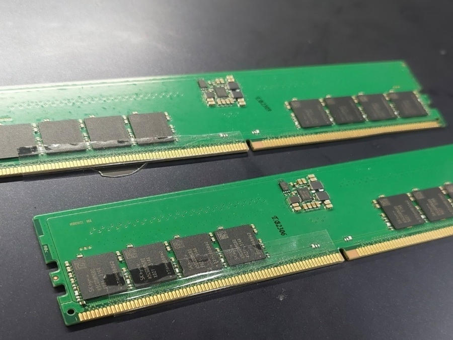 ASUS engineer demos budget-focused HUDIMM DDR5 memory on ROG