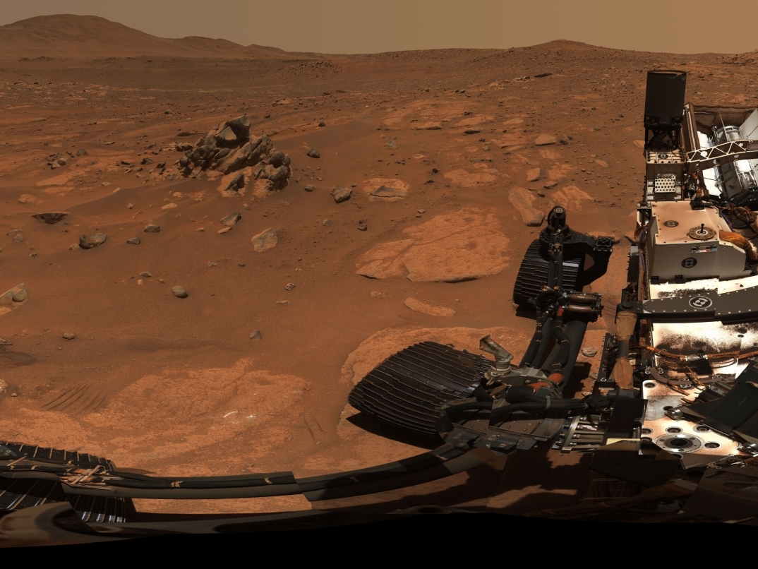NASA releases epic 2.38 billion pixel photograph of a Martian crater