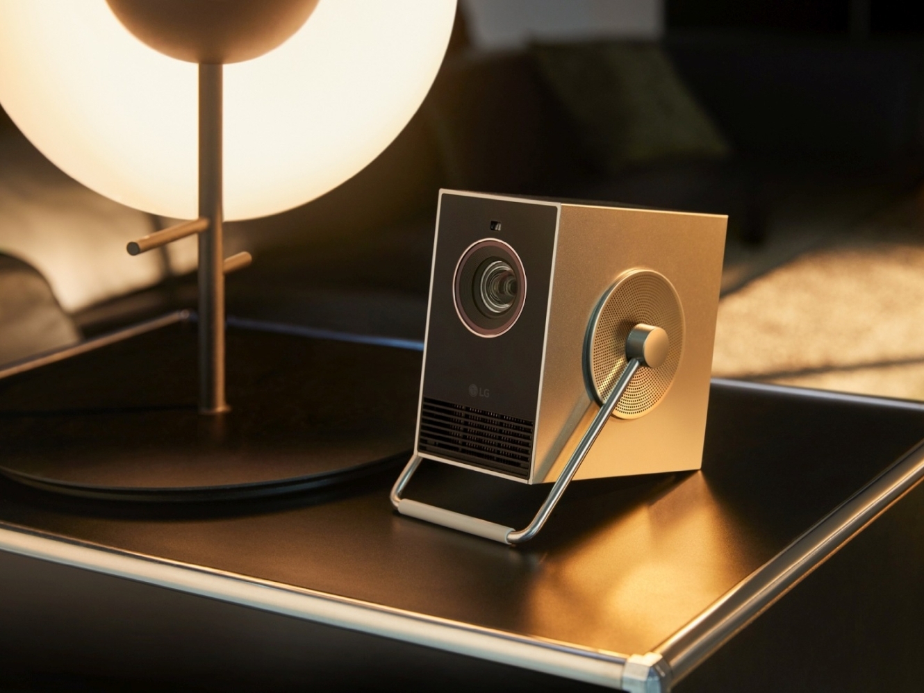 【LG】CineBeam Q | サウンドバー LG's stylish and retro-looking LG CineBeam Q portable 4K