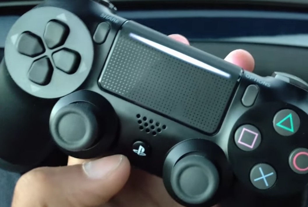 PS4 Slim's new DualShock controller two lightbars?