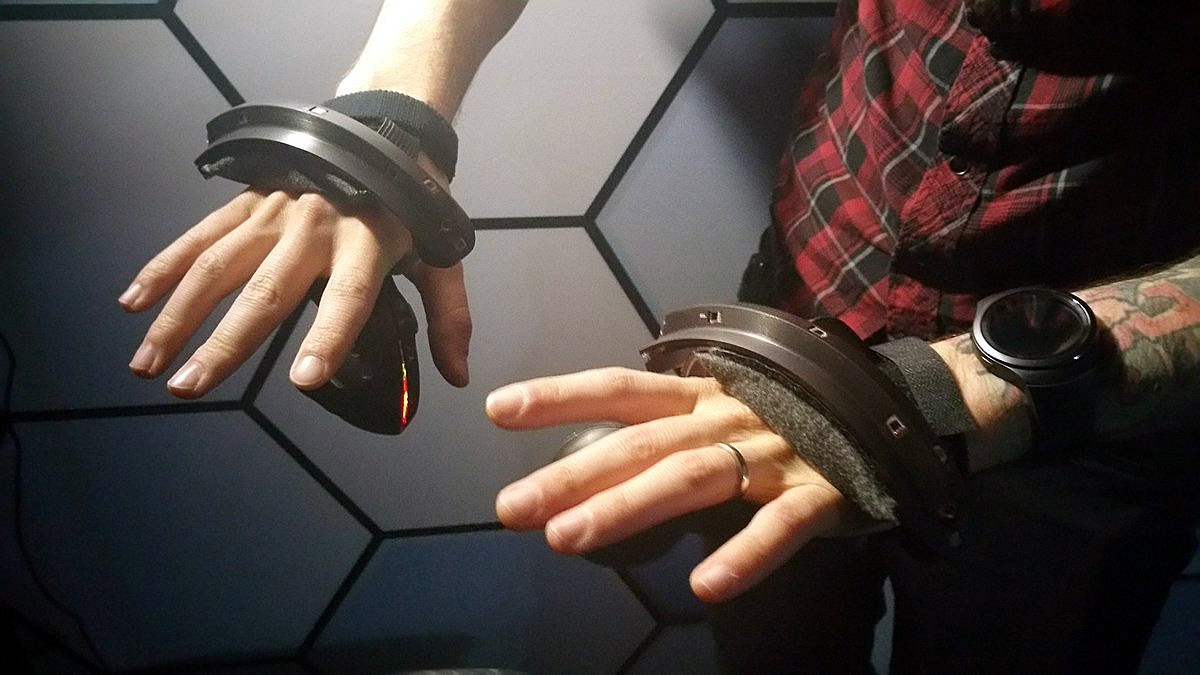 Valve showing off next-gen HTC Vive prototype controller