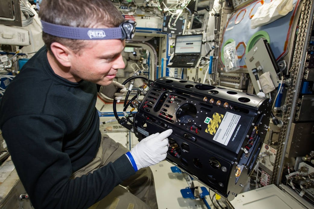 Life on ISS in 1 minute How do they wash laundry, sleep