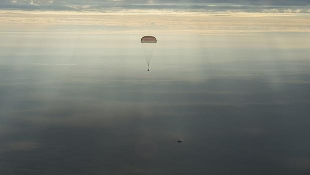 NASA publishes amazing images of Expedition 49 landing 04 NASA publishes amazing images of Expedition 49 landing 04