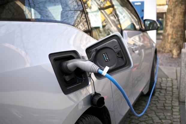 Top car manufacturers team up to build charging stations | TweakTown.com