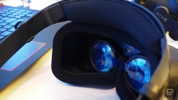 Lenovo's $400 Windows 10 VR HMD has built-in mo-tracking 1