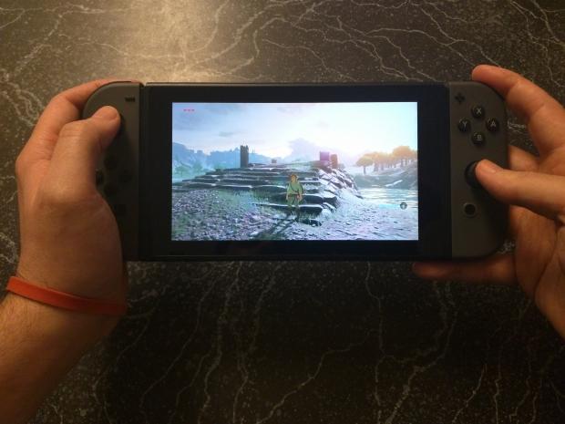 56563_506_hold-nintendo-switch-handheld-properly.jpg