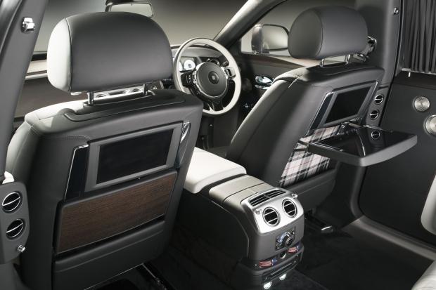 Rolls-Royce covers its car in thousand diamonds 03