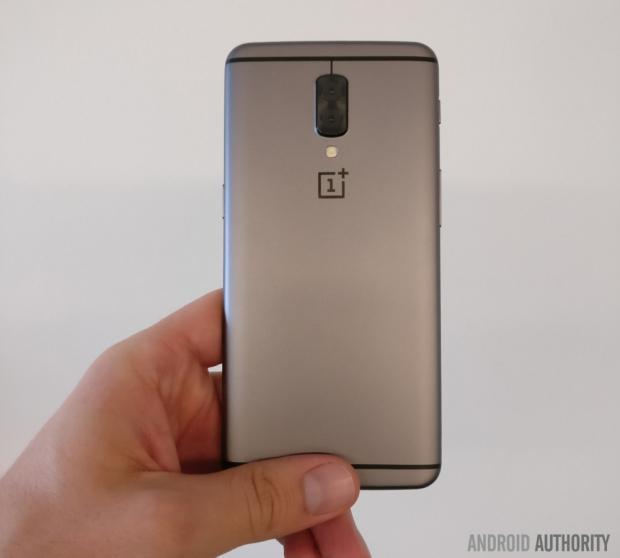 OnePlus 5 prototype caught on camera 01