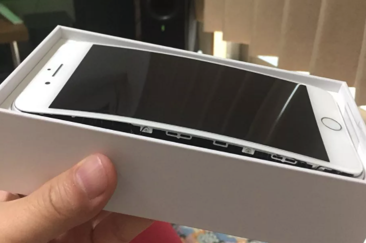 Open enlarged image Apple copies Samsung, iPhone 8 Plus has swollen battery