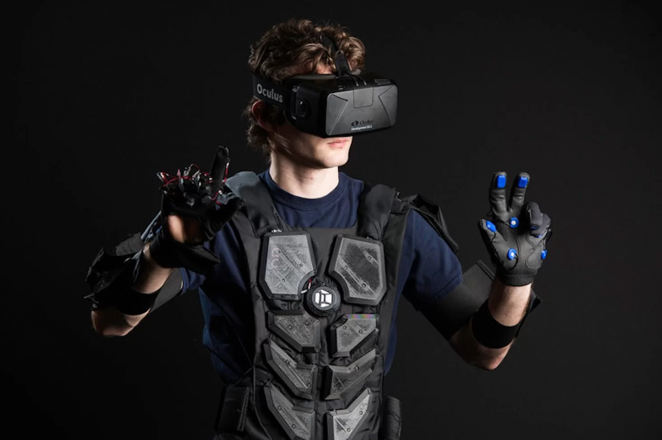 Моды на виар. ВР костюм тактильный. Костюм виртуальной реальности. Костюм для погружения в виртуальную реальность. Костюм дополненной реальности.