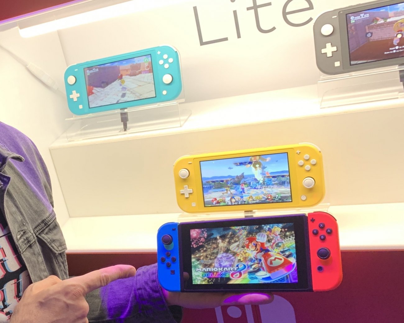 Switch Lite vs normal Switch in sidebyside comparison