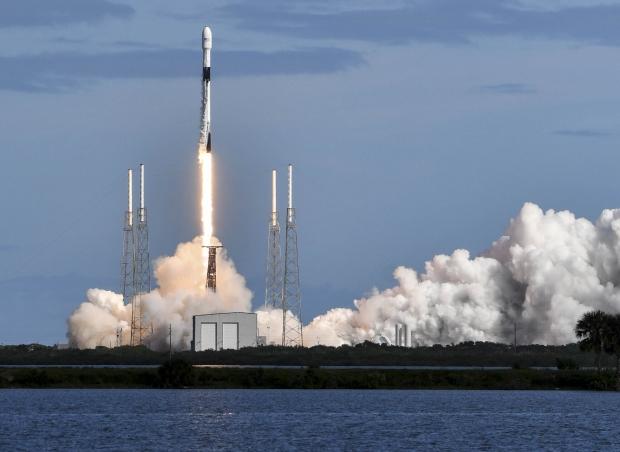 SpaceX launches 60 more global internet satellites, only 41,940 to go | TweakTown.com