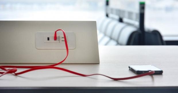 Why using public USB ports to charge your phone can get you hacked | TweakTown.com