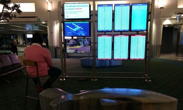 Gamer plugs PS4 into airport information monitor to play Apex Legends | TweakTown.com