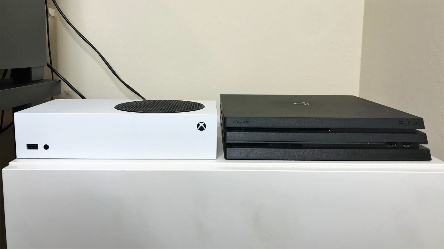 Xbox Series S Size Comparison Proves It Ll Fit Nicely On Your Shelf Tweaktown