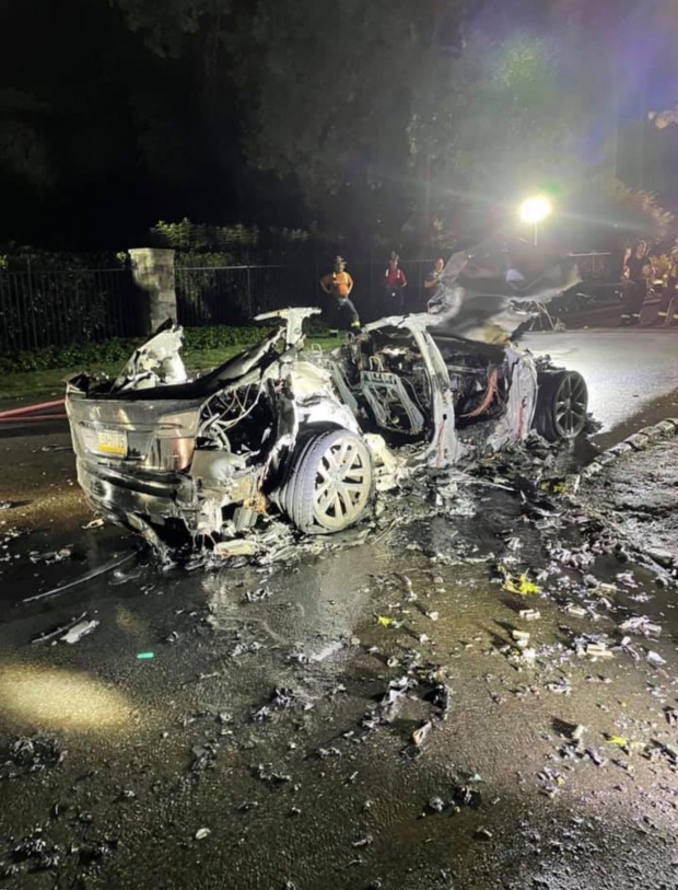Tesla's new Model S Plaid rolls down US streets on fire, then explodes 04
