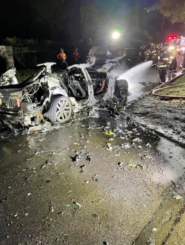 Tesla's new Model S Plaid rolls down US streets on fire, then explodes 05