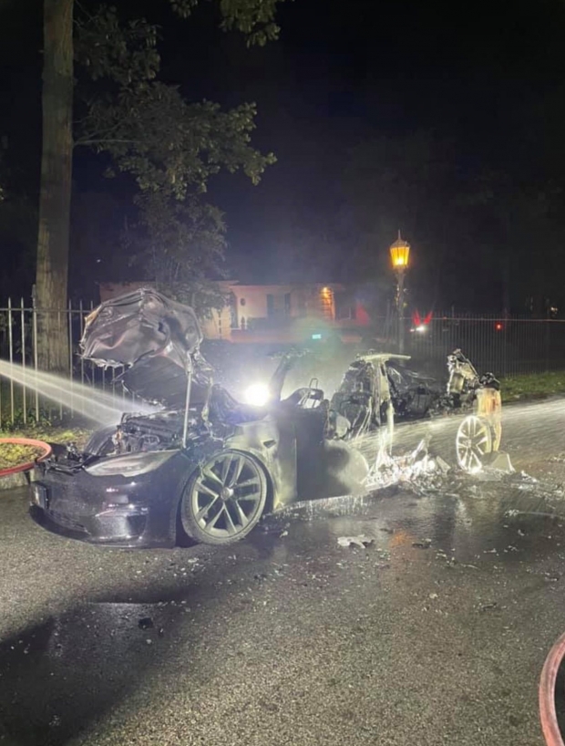 Tesla's new Model S Plaid rolls down US streets on fire, then explodes 07