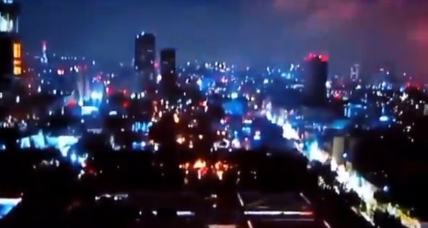Open enlarged image Huge earthquake strikes Mexico, sky lights up red and blue