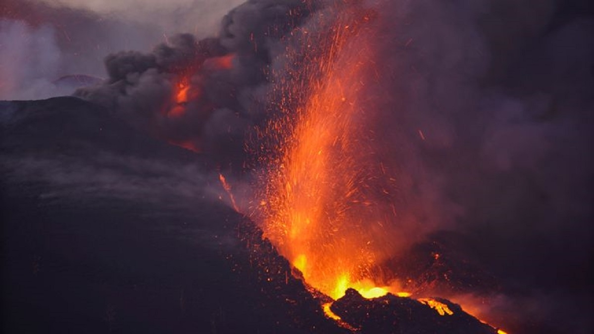 Crazy image from space shows bulls-eye clouds above erupting Volcano