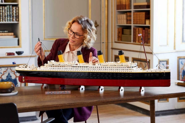 lego titanic 9090 pieces