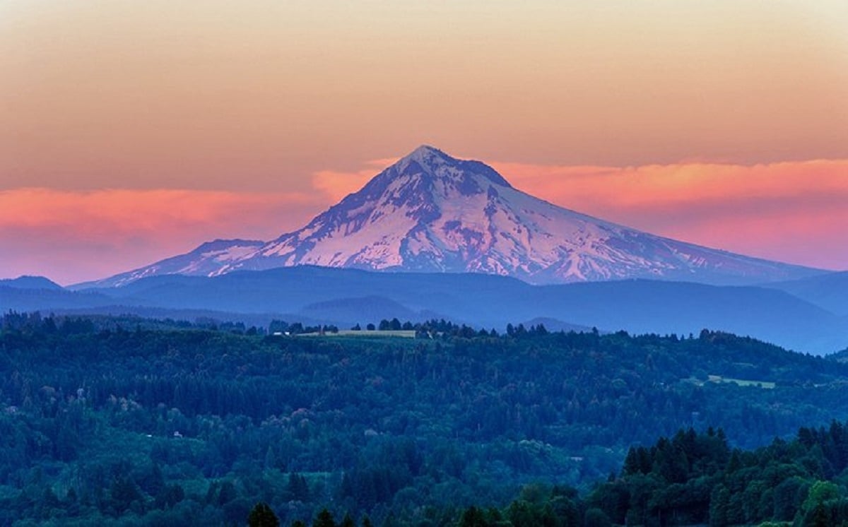 This states largest volcano was shaken up, 33 earthquakes in 24 hours