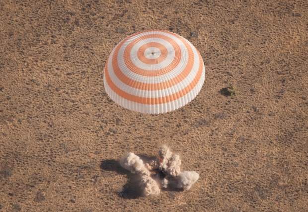 See the safe return of the latest space tourists to Earth 01