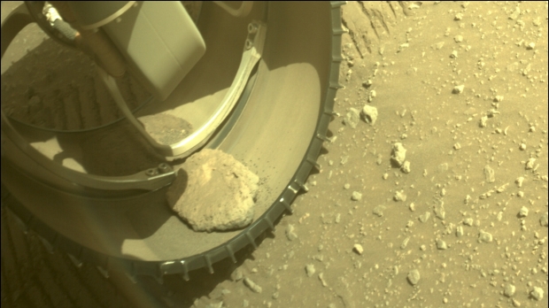 Mars Perseverance tiene una gran roca atascada dentro de sus ruedas