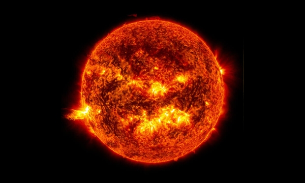 Un ‘Valle de Fuego’ entra en erupción a 12,000 millas en el Sol, causando una explosión en la Tierra