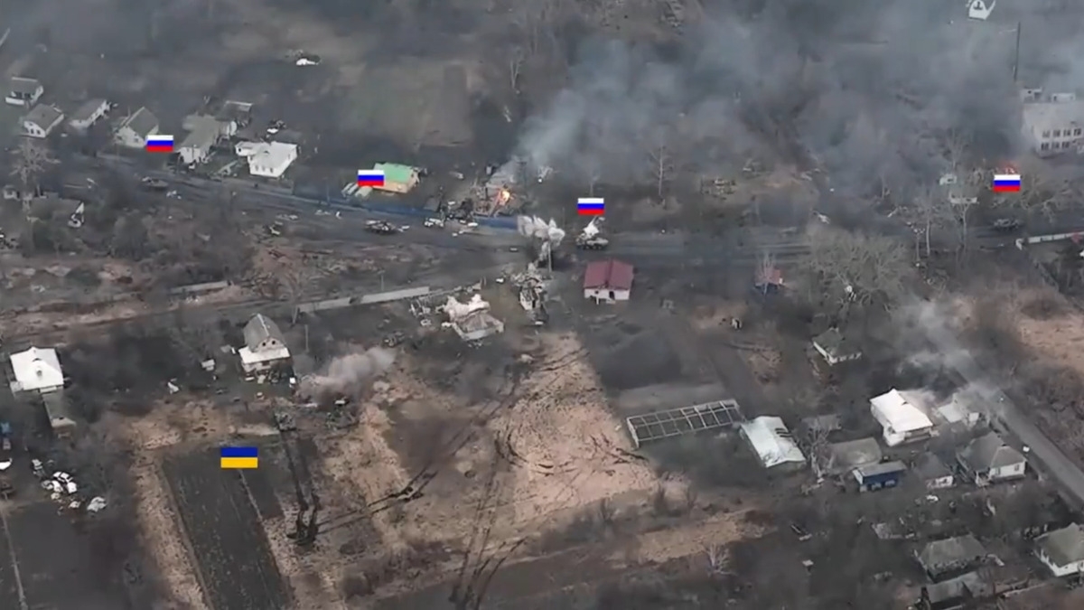 Lone Ukrainian tank sneaks up on and ambushes Russian convoy - Vimarsana News