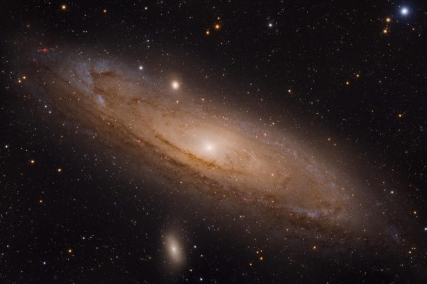 Man photographs Andromeda galaxy, causing the internet's jaw to drop 20 | TweakTown.com