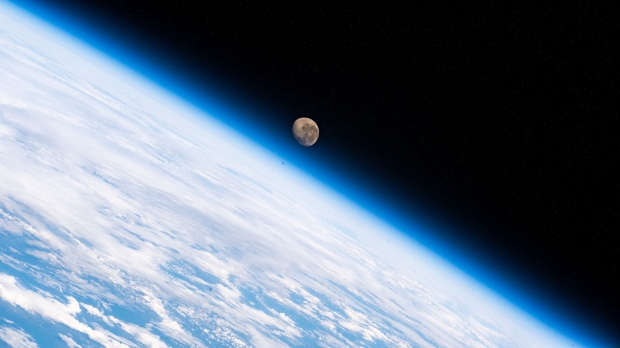 NASAはISS02から撮った月の見事な写真をリリースします|  TweakTown.com