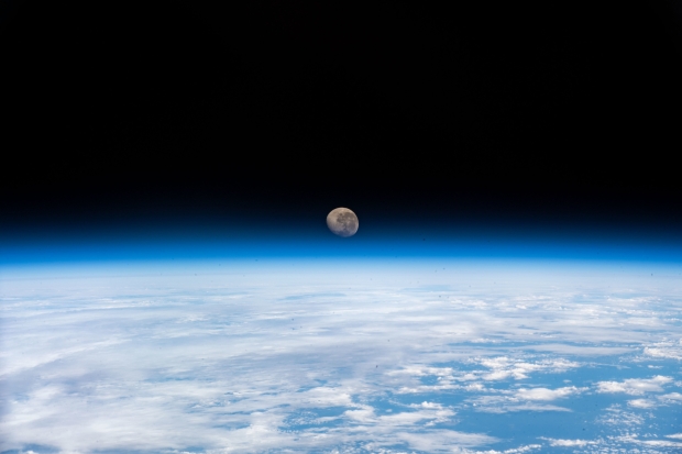 NASAはISS03から撮った月の見事な写真をリリースします|  TweakTown.com
