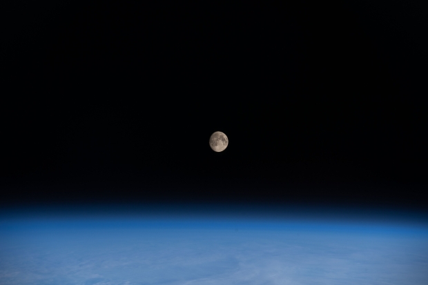NASAはISS04から撮った月の見事な写真をリリースします|  TweakTown.com