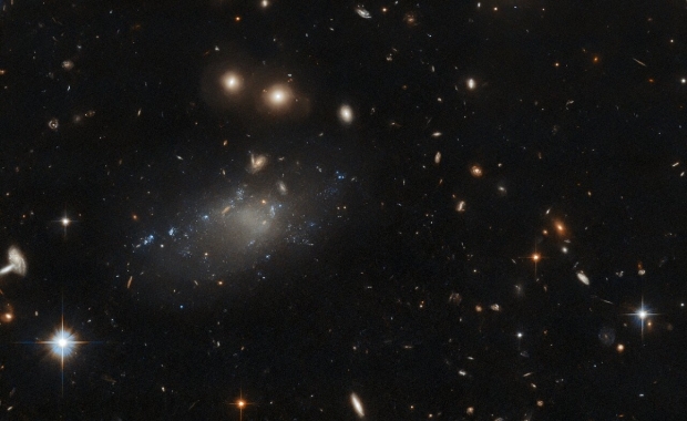El Telescopio Espacial Hubble captura imágenes de una galaxia ‘suave’ en el espacio profundo
